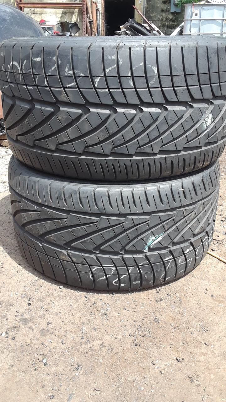 305/25/20 nitto Pair of 2 tires 70% tread great condition 150$ for 2 tires .
