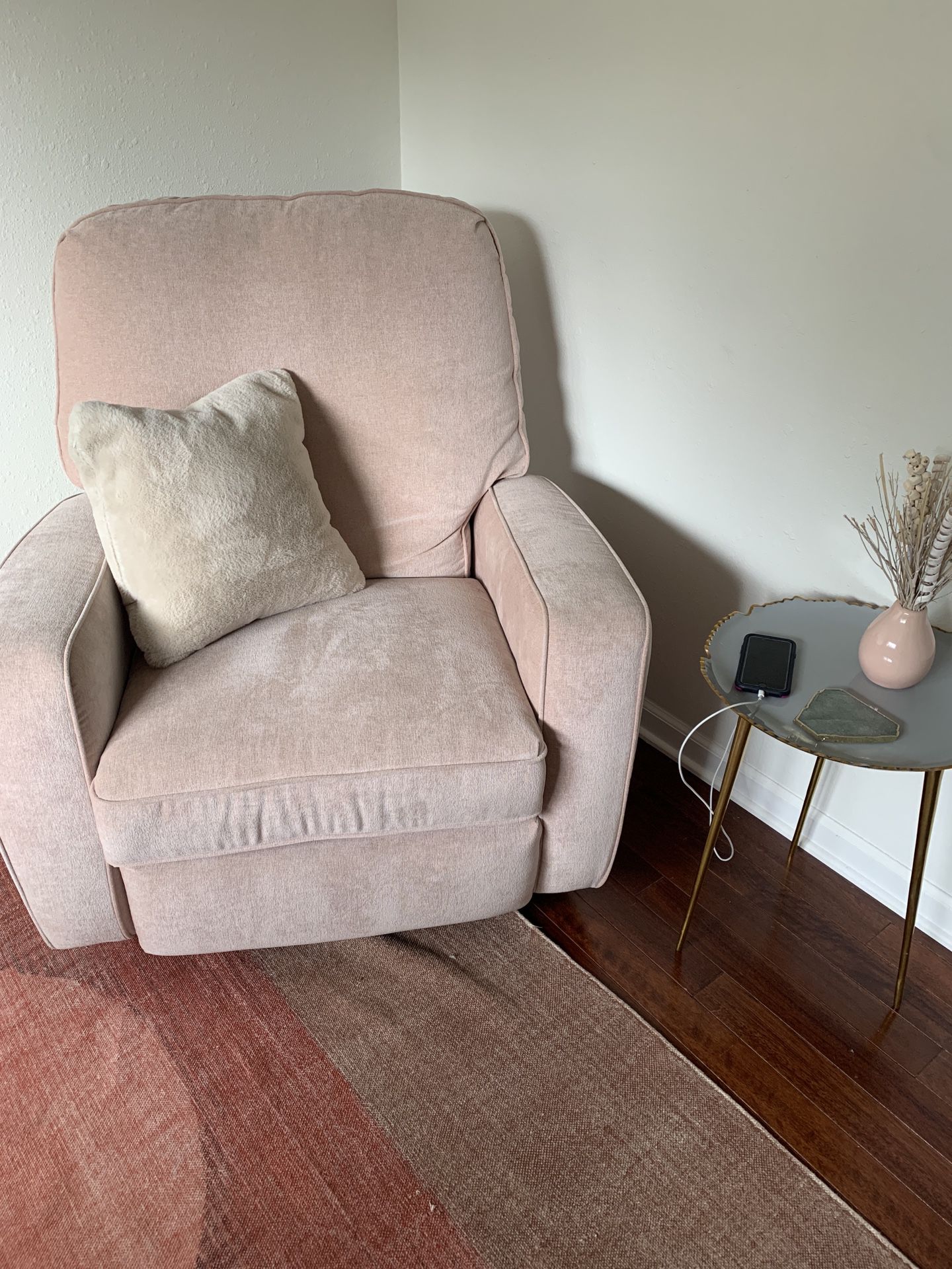 Nursery Recliner Chair In Dusty Pink 