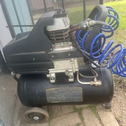 Compresor - 2 HP — 8 Gallons  $ 60 .- Like New B.O.