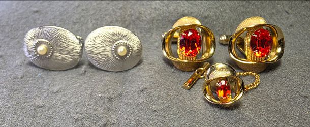 2 Pair Cuff Links. 1-Orange Rhinestone Pinched Ribbon Design. 2-imiration Pearl Burst Desinn