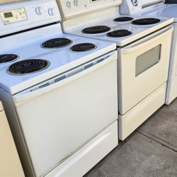 Estufa Electrica Whirlpool Y General Electric Luz 220V Lista Para Usar Super Limpia Trabaja Muy Bien Los Cuatro Quemadores Y El Horno $150