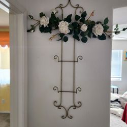 Decorative Metal Wall Mounted Portrait Holder 