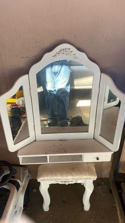 Vanity mirror and seat kids