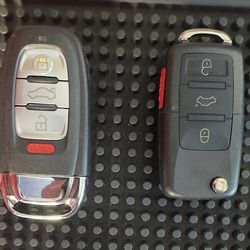 Car keys/ llaves de carro