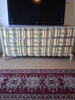 Vintage 9 drawer, dresser.