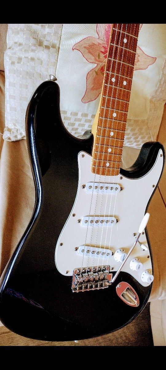 Stratocaster on Gorgeous Piano Black & Rosewood, Great Performer with Tremolo + a Gig Bag; Please Look At My other Ads / may trade+$