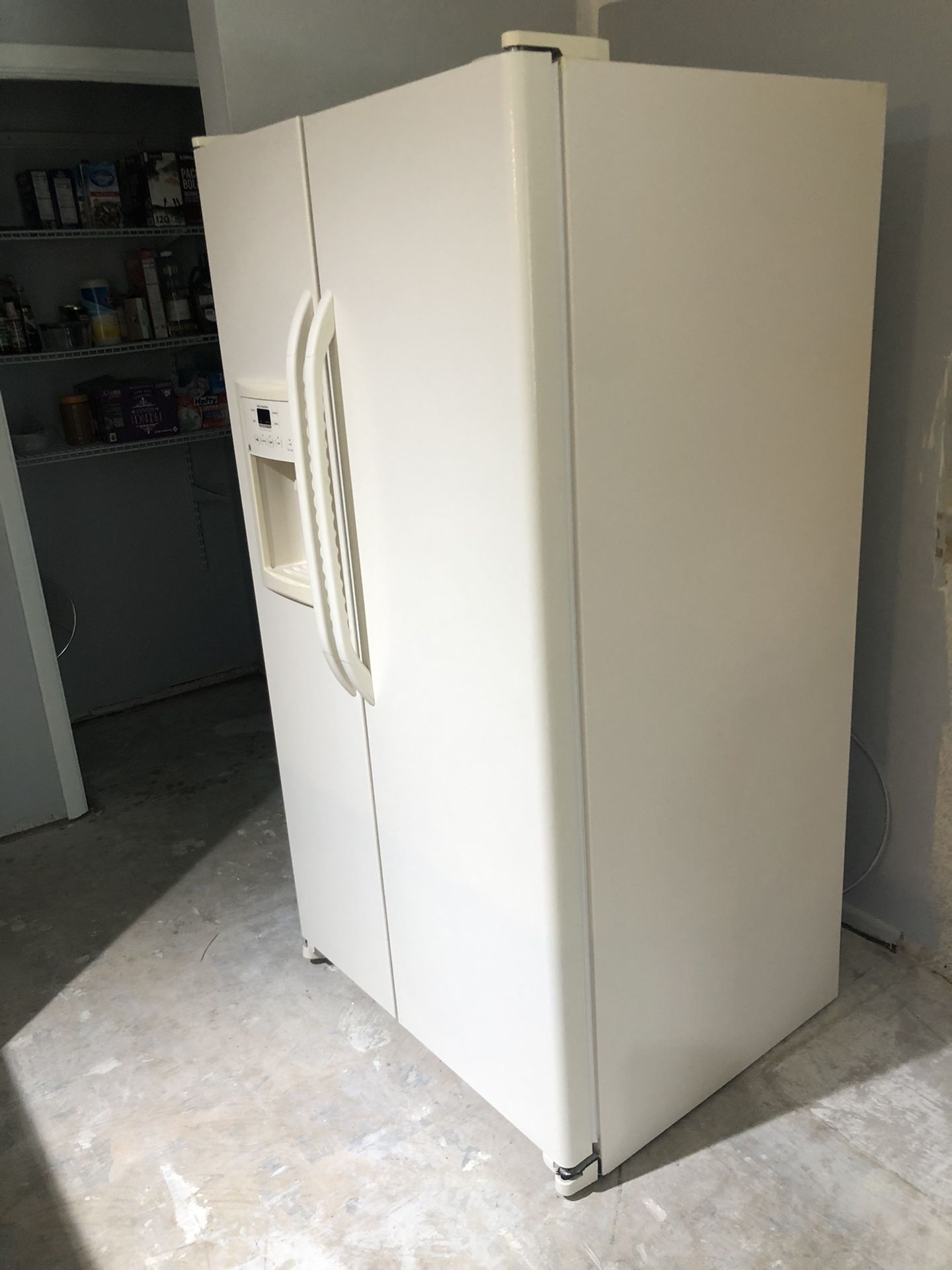 GE refrigerator, ice/ water dispenser. 2 door, side by side