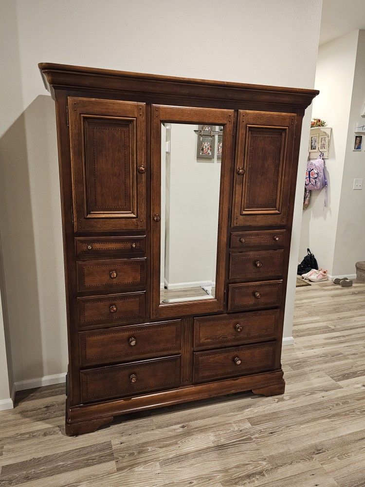 Armoire/Dresser