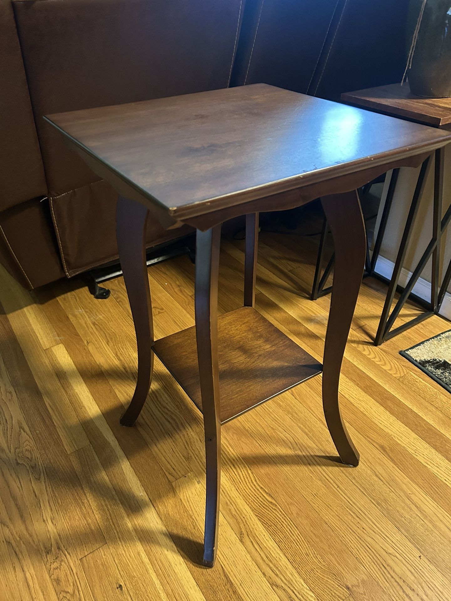 Square Top Accent Table. Read Description 