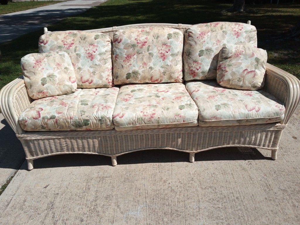 Beautiful wicker couch/sofa