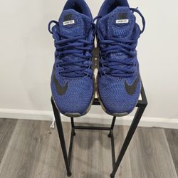 Nike Air Max style 806771-401 in US size 8.