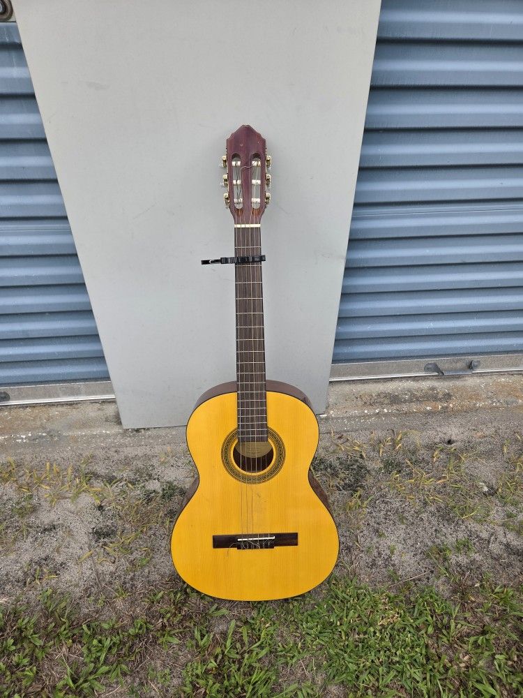 Looks Great, Needs Tuning! Lucero LC100 6 String Guitar