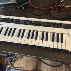 Yamaha REFACE CS Portable Analog Modeling Synthesizer, White