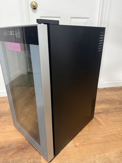 Wine refrigerator