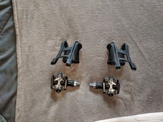 Bike pedals clip in
