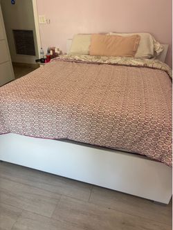 Modern White full size Platform Bed Frame – Excellent