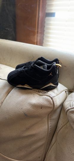 Black n gold Jordan flight size toddler8