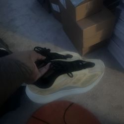 Yeezy 700 V3 Mono Safflower 