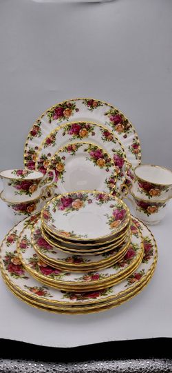 1962 LTD Royal Albert "Old Country Roses" 20-Piece Setting Made In England