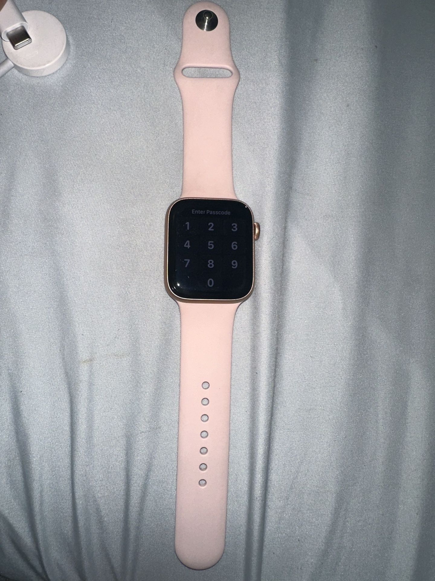 Apple Watch SE Series 5 W/ Charger