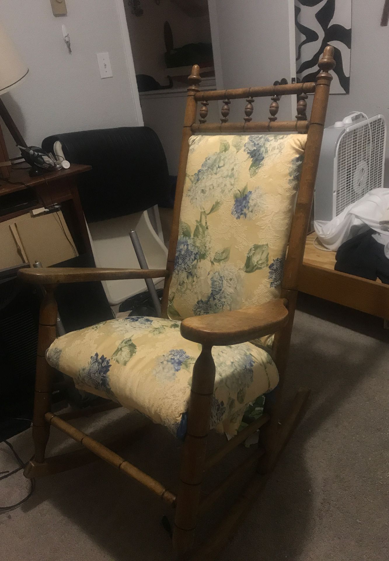 Antique rocking chair 💸💸FREE💸💸