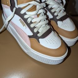 Pumas Women's Size 4