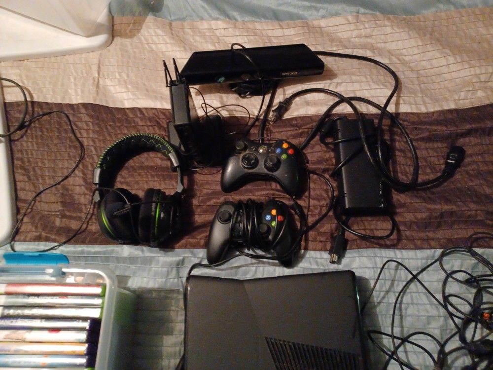Xbox 360s Everything Headset And All Two Controllers You Can See What's In Picture