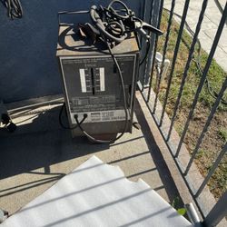Arc Welder  With  Box Or Rods  100 OBO    Its 220 Volts