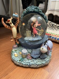 Winnie The Pooh Disney Snow Globe
