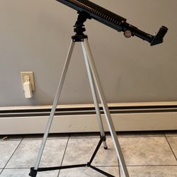  Bushnell Telescope With Sky Tour D50 mm F600 Tripod, Excellent Condition