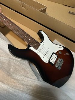 Yamaha 112V Electric Guitar Bundle
