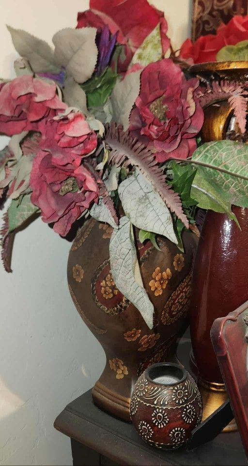 VINTAGE HAND PAINTED GOLD BROWN BURGUNDY DAMASK FILIGREE FLORAL FLOWER VASE ROSE BOUQUET ARRANGEMENT CANDLE HOLDER TABLE DECOR