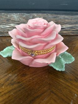 Great condition! No chips or cracks! Unique Vintage Resin Pink Rose Trinket Box -FG 99095. Condition is "Used".