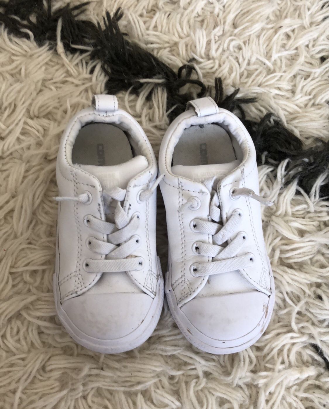 White Leather Converse sneakers Toddler Boy Or Girl Sz 8