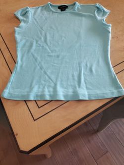 
GAP BLUE SHORT SLEEVE TOP, 
SIZE MEDIUM
