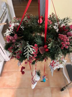Hanging wreath w/ornaments