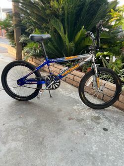 Mongoose Hoop D   Boys Bike  Size  (20)
