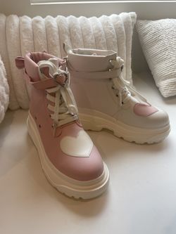 Mismatch Heart Sneakers Hot Topic Women Size 7