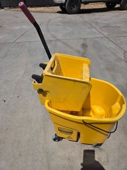 Rubbermaid WaveBrake Mop Bucket with Wringer