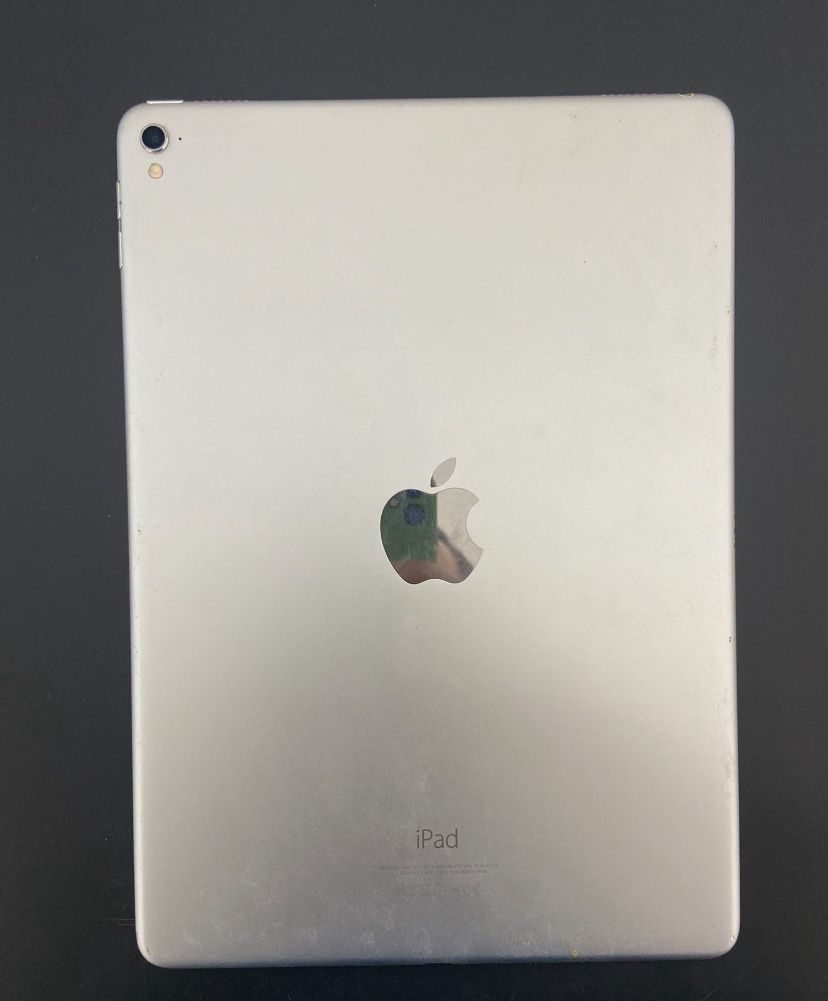 iPad Pro 9.7-inch 32GB WiFi Silver - Hair crack, but works.