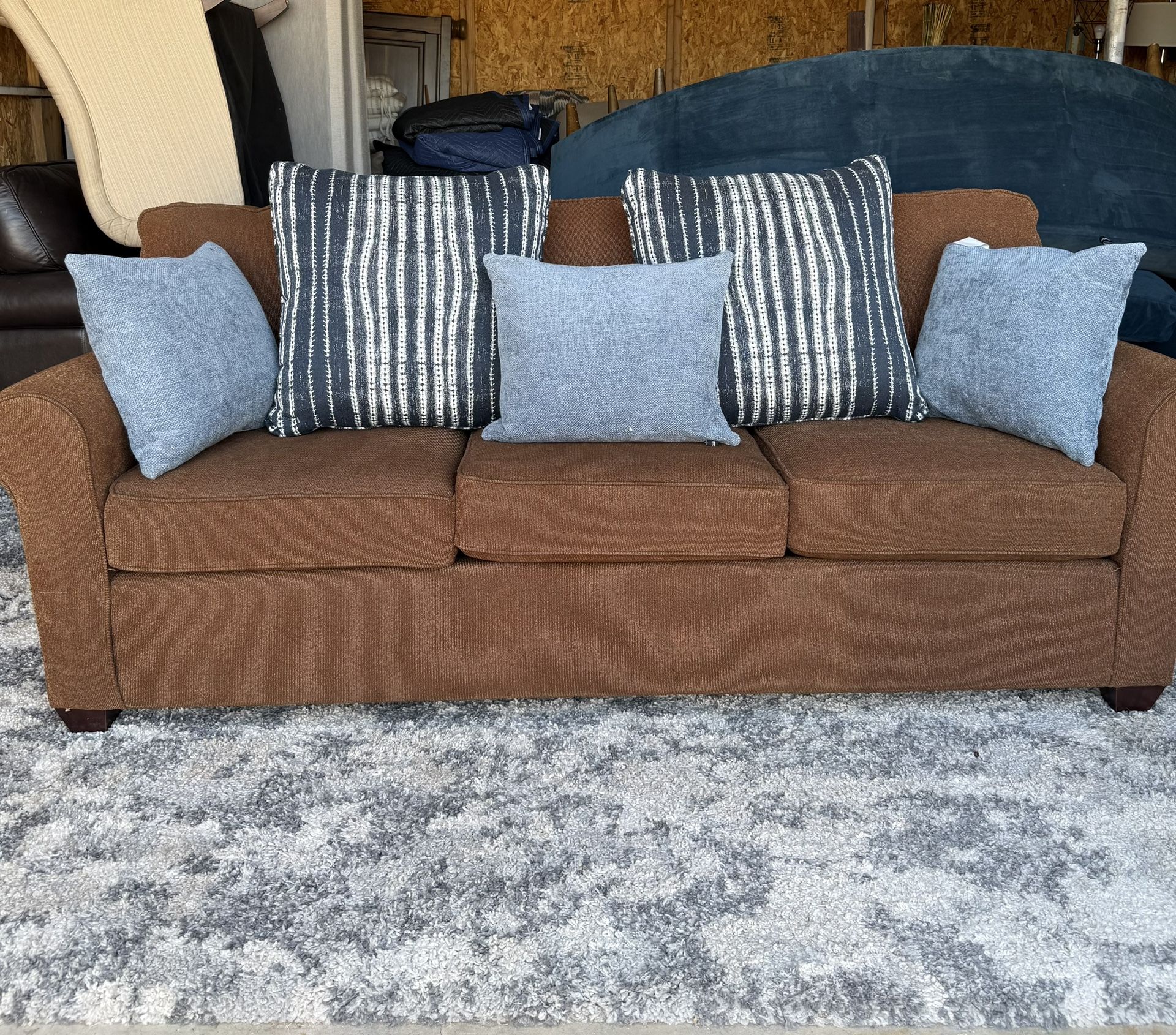 Bassett Furniture Elegant sofa in excellent condition