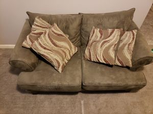 Photo Two seater couch with pillows