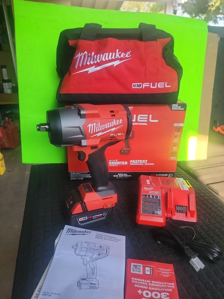 MILWAUKEE M18 FUEL 18V LITHIUM-ION BRUSHLESS CORDLESS 1/2-IN IMPACT WRENCH W/FRICTION RING KIT W/5.0 AH BATTERY AND CHARGER INCLUDED 