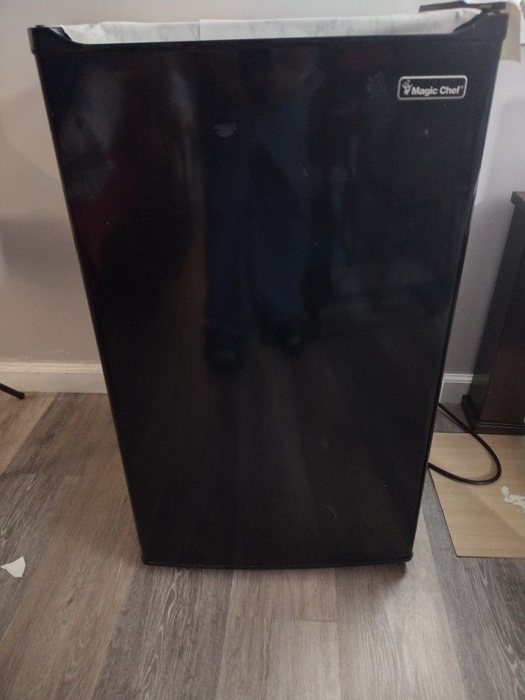 Magic Chef 3.5 Cubic Ft Compact Fridge With Top Freezer