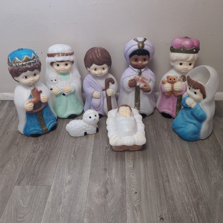Empire Blow Mold Nativity Set NO LIGHTS blow Molds Only Set Of 8 Piece *READ*
No light cable or bulb included, Mary head is broken off. The others in