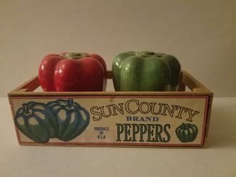 Sun Country Brand Green and Red Peppers Salt and Pepper Shaker Set