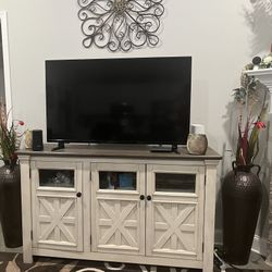 Ashley Furniture Bolanburg 60” TV Stand 