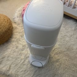 Diaper Genie – Great Condition, Odor-Locking Design