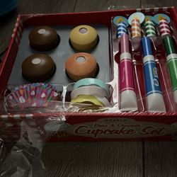 melissa & doug cupcake Decorating Set
