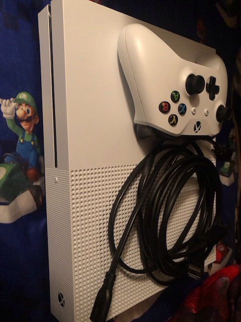 -Mint Condition's Xbox One S 1TB-